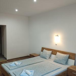 大梅傑爾的住宿－Apartmány 77，客房设有两张带蓝色枕头的床。