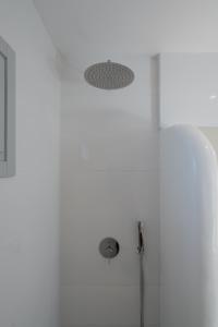 Bilik mandi di White Concept Caves