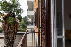 balkon budynku z palmą w obiekcie Mezzofanti - TRE PONTI w Mediolanie +33 zdjęcia