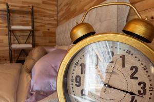 einen Wecker vor einem Bett in der Unterkunft TERAPİ TATİL KÖYÜ in Rize