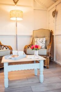 een woonkamer met een salontafel en een bank bij The Dairy Bothy at Clauchan Holiday Cottages in Gatehouse of Fleet