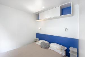 sypialnia z niebiesko-białymi ścianami i łóżkiem w obiekcie Villa Granja Sol 2 w mieście São Félix da Marinha