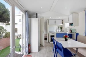 a kitchen and dining room with a table and chairs at Villa Granja Sol 2 in São Félix da Marinha