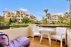 un balcon avec une table et des chaises et certains bâtiments dans l'établissement Bungalow Villa Gadea, à Altea