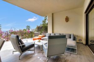 un salon avec un canapé, des chaises et une table dans l'établissement Bungalow Villa Gadea, à Altea