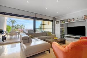 - un salon avec un canapé et une télévision dans l'établissement Bungalow Villa Gadea, à Altea