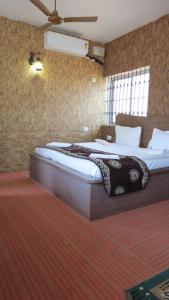 a bedroom with two beds in a room at BLUE MARINE BEACH REOSRT in Baga