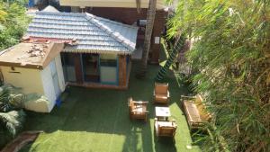 an overhead view of a yard with chairs and a house at BLUE MARINE BEACH REOSRT in Baga