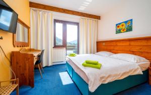Postel nebo postele na pokoji v ubytování Hotel Ondras z Beskyd