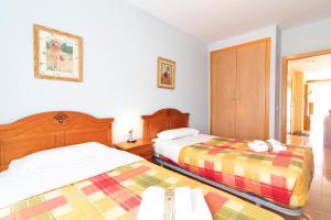 Posteľ alebo postele v izbe v ubytovaní Global Properties, Piso practico, con terraza y piscina en la playa de Canet