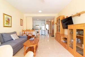 Posedenie v ubytovaní Global Properties, Piso practico, con terraza y piscina en la playa de Canet