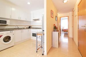 Kuchyňa alebo kuchynka v ubytovaní Global Properties, Piso practico, con terraza y piscina en la playa de Canet