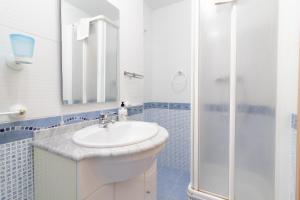 Kúpeľňa v ubytovaní Global Properties, Piso practico, con terraza y piscina en la playa de Canet
