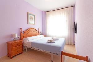 Posteľ alebo postele v izbe v ubytovaní Global Properties, Piso practico, con terraza y piscina en la playa de Canet