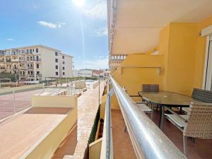 Balkón alebo terasa v ubytovaní Global Properties, Piso practico, con terraza y piscina en la playa de Canet