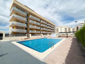 Bazén v ubytovaní Global Properties, Piso practico, con terraza y piscina en la playa de Canet alebo v jeho blízkosti