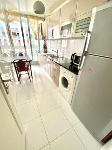 uma cozinha com um frigorífico e uma máquina de lavar roupa em Lovely appart near Stade de France em Aubervilliers