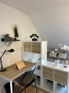 Zimmer mit einem Schreibtisch und einem Schreibtischstuhl in der Unterkunft L'Hellébore - Centre ville de Rennes in Rennes