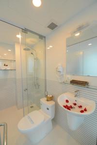 ein Bad mit einer Dusche, einem WC und einem Waschbecken in der Unterkunft Hanoi Prime Garden Hotel & Spa in Hanoi
