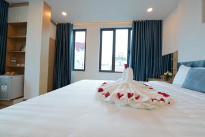 Postel nebo postele na pokoji v ubytování Hanoi Prime Garden Hotel & Spa
