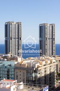 einen Blick auf einige Gebäude in einer Stadt in der Unterkunft The Mint Santa Cruz, by Nivariahost in Santa Cruz de Tenerife