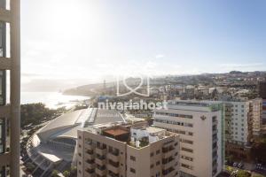 een uitzicht op de stad vanuit een gebouw bij The Mint Santa Cruz, by Nivariahost in Santa Cruz de Tenerife