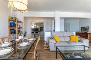 una sala de estar con una mesa y un sofá en Bilbao Port by Aston Rentals, en Santurce