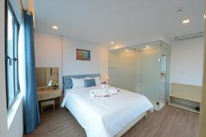 Postel nebo postele na pokoji v ubytování Hanoi Prime Garden Hotel & Spa