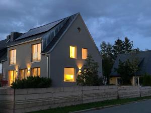 uma casa com luzes nas janelas ao anoitecer em Das Lavendelhaus em Weißenstadt