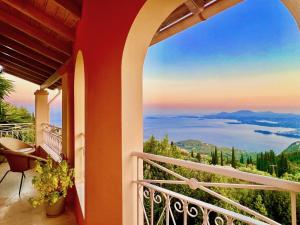 uma varanda com vista para o oceano em Luxury Villa Azur Natura with private pool by DadoVillas em Spartýlas