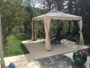 d'un kiosque avec une table et des chaises. dans l'établissement Monis Home, à Stühlingen