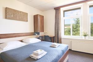 Postel nebo postele na pokoji v ubytování Wellness Hotel Kocanda + 37 fotografií