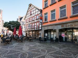 een stadsstraat met tafels, stoelen en gebouwen bij Ferienwohnung für 2 im Zentrum: Wifi Küche Parken in Bad Neuenahr-Ahrweiler