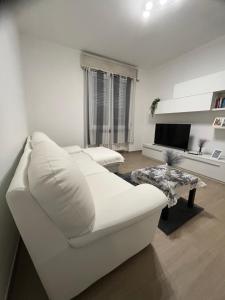 een witte woonkamer met een witte bank en een tafel bij -La Casa Di Elio- -Centrale Tra Milano e Como- in Mariano Comense