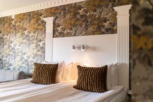 een slaapkamer met een wit bed met 2 kussens bij Säröhus Hotel, Conference & Spa in Särö