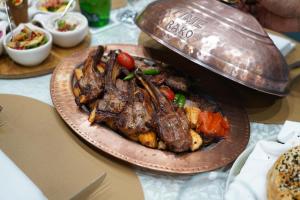 Makanan di atau berdekatan hotel