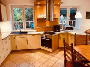 Kuchyň nebo kuchyňský kout v ubytování Dat-Klinkerhus-auf-Ruegen-XXL-Urlaubsparadies-nahe-Ostseestrand-Nationalpark-fuer-17-Gaeste