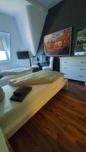 - une chambre avec un lit et une télévision murale dans l'établissement Villa Meuselwitz, à Meuselwitz