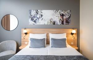 Posteľ alebo postele v izbe v ubytovaní Leonardo Hotel Vienna Hauptbahnhof