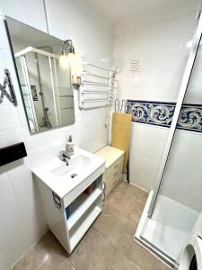 y baño con lavabo y ducha. en Nice & Cozy Little Studio with Terrace in Estoril, en Estoril