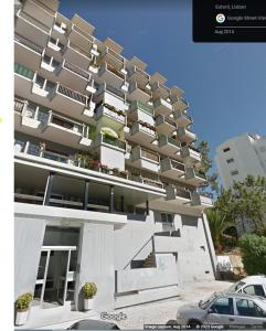 een groot gebouw met balkons aan de zijkant bij Nice & Cozy Little Studio with Terrace in Estoril in Estoril