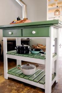 a green and white counter with some pots and pans at Die Dam Huis in Nieu-Bethesda
