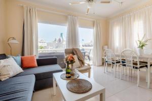 Posezení v ubytování Bookinn Golf Park Sunny Cozy Apartment near the Ocean with large double terraces, fiber WIFI, 3 pools, bbq Tenerife South