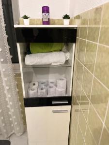 um toalheiro na casa de banho com toalhas e papel higiénico em MC Home Wup 3e Etage em Wuppertal