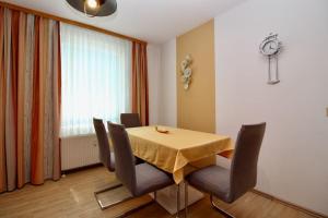 Posedenie v ubytovaní Cozy Apartment FREE parking