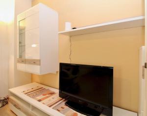 Televízia a/alebo spoločenská miestnosť v ubytovaní Cozy Apartment FREE parking
