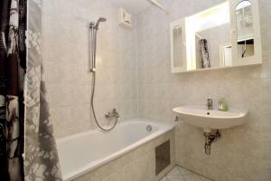 Kúpeľňa v ubytovaní Cozy Apartment FREE parking