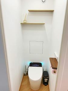 uma casa de banho com um WC branco num quarto em Chez les deux garçons em Montrouge