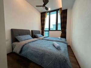 een slaapkamer met 2 bedden en een plafondventilator bij A.Foo Homestay 4.3 @ Vivacity Megamall Jazz Suite 4 in Kuching