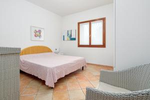 サン・テオドーロにあるVilla Cedrinoのベッドルーム1室(ベッド1台、窓、椅子2脚付)